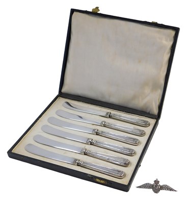 Lot 152 - A set of six George V silver handled butter...