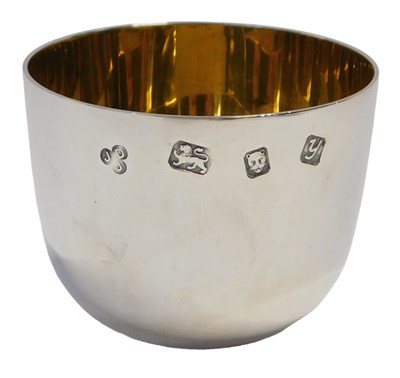 Lot 163 - An Elizabeth II silver whisky tot, with gilt...