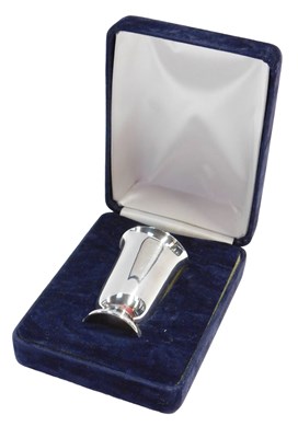 Lot 456 - An Elizabeth II silver whisky tot, of...