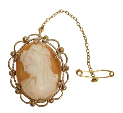 Lot 249 - A 9ct gold framed shell cameo brooch, the oval...