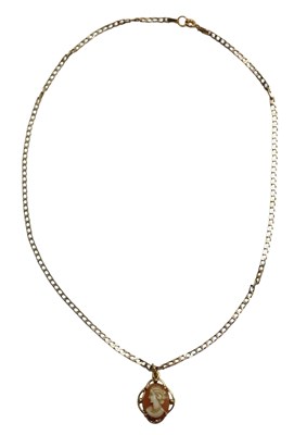 Lot 427 - A 9ct gold shell cameo pendant and chain, the...