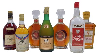 Lot 502 - A group of alcohol, comprising Hennessy cognac,...