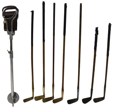 Lot 592 - A group of early 20thC hickory shafted golf...