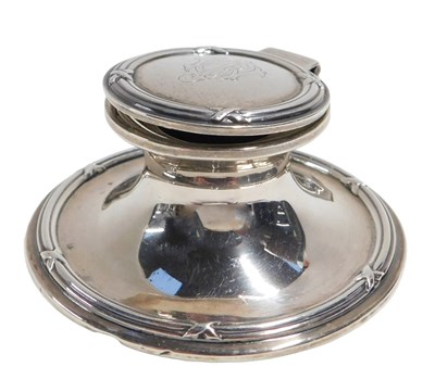 Lot 609 - An early 20thC silver inkwell, the lid initial...