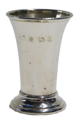 Lot 612 - An Elizabeth II silver whisky tot, of a...