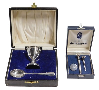 Lot 622 - A silver egg cup and spoon set, the egg cup...