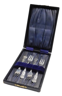 Lot 623 - A set of four Edward VII silver pickle...