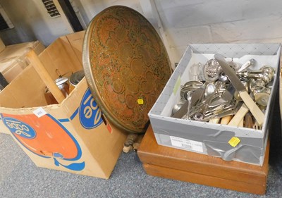 Lot 2009 - A box containing household items, including...