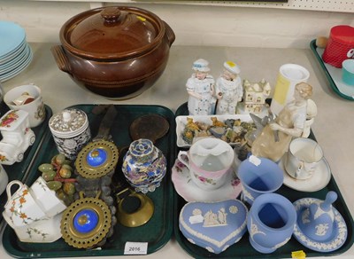 Lot 2016 - Household ceramics, including figures, horse...