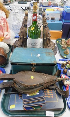 Lot 2028 - A group of household items, including a pair...
