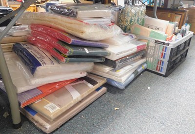Lot 2065 - A group of bedding items, including sheets,...