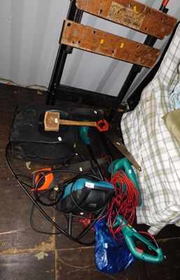 Lot 1067 - A Makita pressure washer, together with an...