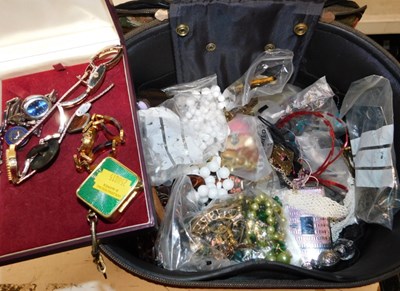 Lot 2189 - A lady's travelling bag containing costume...