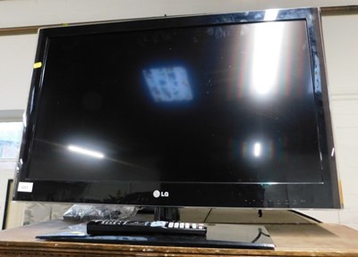 Lot 2203 - An LG 32" flat screen TV, model number 32LV550T.